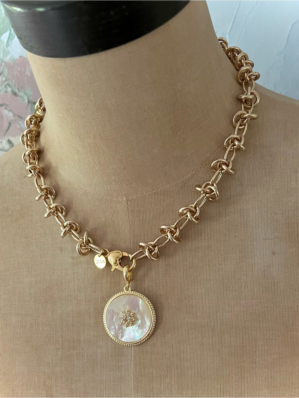 NWT LOVE KNOT Gold Necklace